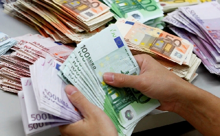 Cassiere effettua spostamenti o prelievi di denaro dai conti dei clienti: è furto aggravato.