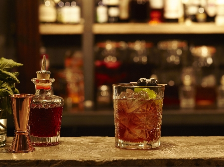 In un bar un soggetto tenta di rubare degli oggetti contenuti...