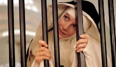 Finta suora, sfruttando la fede religiosa delle vittime, ruba denaro e oggetti preziosi a donne anziane.