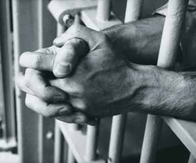 La figlia piange a dirotto, il padre la scuote con violenza e ne causa la morte: omicidio volontario.