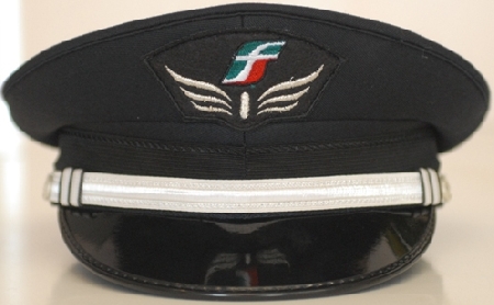 Sul treno senza biglietto. Scoperto, aggredisce il capotreno....