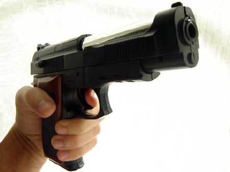 Il rapinatore usa un’arma giocattolo: rapina aggravata o semplice?