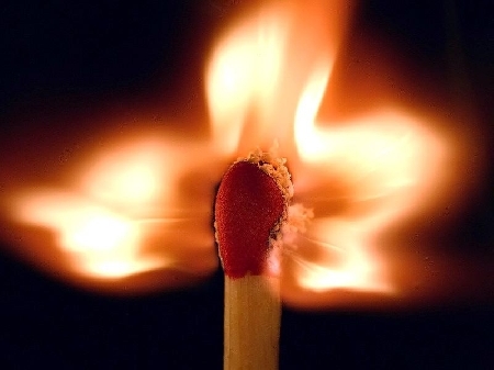 Catania.Il marito non resiste all’offesa da parte della moglie di separarsi. Simula un incendio fortuito appiccando focolari per l’abitazione, presso cui erano riparati anche i gemelli figli della coppia, che rimangono ustionati. La moglie muore in conseguenza delle gravi ustioni riportate per fatto del coniuge che le getta alcol e benzina addosso prima di darle fuoco e di chiuderla in una stanza della casa.-