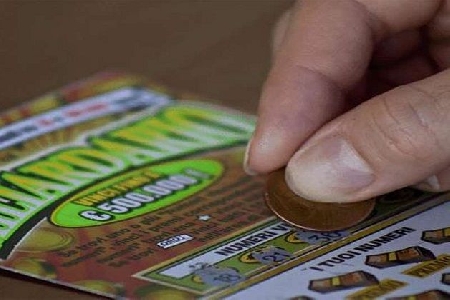 Una donna presenta all’incasso un gratta e vinci col numero di serie alterato allo scopo di farlo risultare vincente. Assolta.