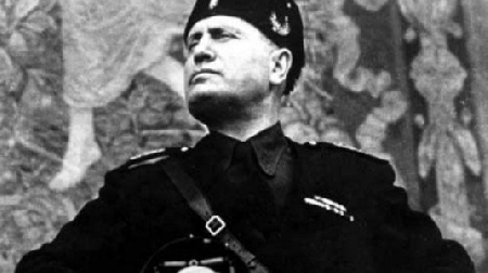 Durante l’inno di Mameli fanno il saluto romano: è apologia del fascismo.
