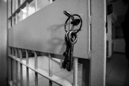 Indagato scarcerato oltre i termni di custodia cautelare. Giudice sanzionato disciplinarmente.