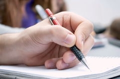 Questione di nullità della notifica dell’atto introduttivo del giudizio - Pregiudizialità rispetto alla questione di giurisdizione - Sussistenza - Fondamento.