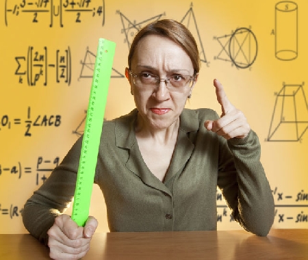 Maestra colpisce con uno schiaffo e strattona per i capelli un allievo.