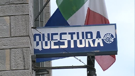 Due dipendenti della Questura ritenuti concorrenti a titolo colposo nel duplice omicidio doloso commesso da un soggetto già sottoposto a trattamento sanitario obbligatorio. Gli rinnovano la licenza di porto di fucile per uso sportivo: documento che, in realtà, permetterà l'acquisto di una pistola calibro nove, utilizzata per uccidere due donne.