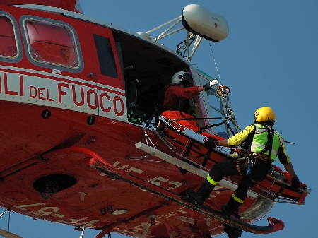 Vigili del Fuoco che svolgono attività di volo e aerosoccorso presso Nuclei Elic...