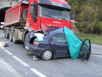 Incidente stradale mortale: non riesce a evitale l’impatto co...
