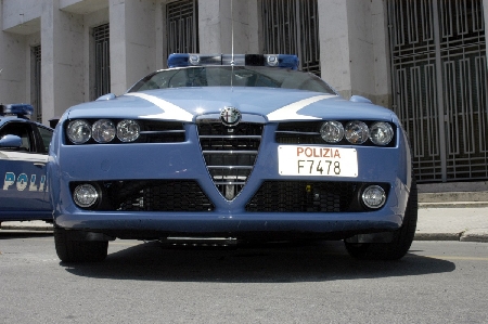 Microspie posizionate dalla polizia all'interno di un veicolo che si trova in una concessionaria.