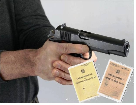 Arrestato magistrato onorario perchè circolava con una pistol...