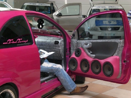 Auto con stereo a tutto volume. Condannato.