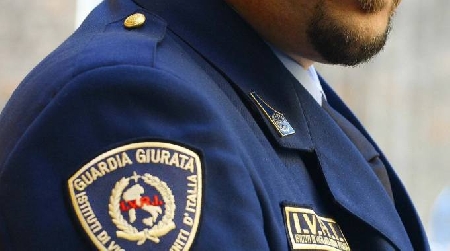Guardia giurata condannata per aver portato fuori dalla propria abitazione, senza giustificato motivo, un manganello estensibile in metallo lungo cm. 65, da considerarsi, per le circostanze di tempo e di luogo, utilizzabile per l'offesa alla persona.