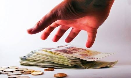 Il segretario comunale commette peculato continuato quando per conto dell'amministrazione riceve dai privati brevi manu somme di denaro senza riversarle tempestivamente all'ente locale.