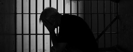 Chiede la sostituzione della misura cautelare in carcere con quella degli arresti domiciliari.