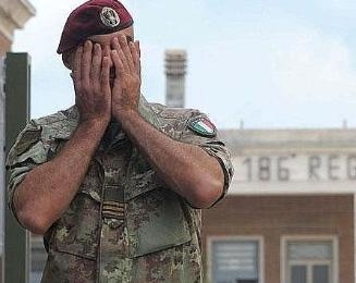 Militare dell'esercito partecipa a un concorso per allievi maresciallo. Durante ...