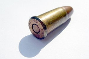 Militare di leva colpito da un proiettile esploso da un superiore durante l'adde...