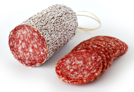 Ruba due salami al supermercato.