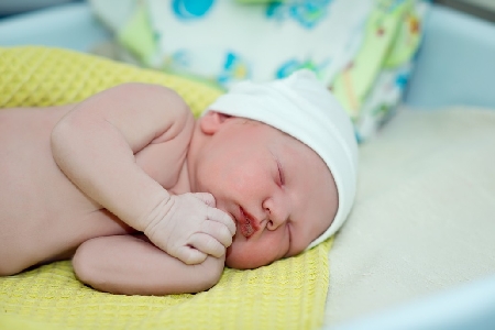 Lascia il figlio di 9 mesi incustodito per poco tempo. Il minore lasciato sul letto matrimoniale in procinto di cadere.