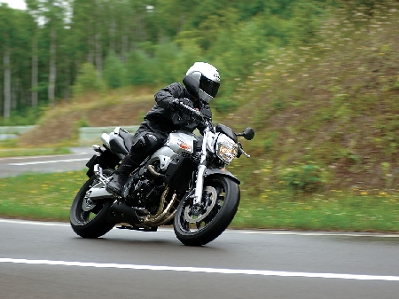 Circolazione stradale - Omicidio stradale - Autovettura in corsia di sorpasso - Spostamento nella corsia di destra – Tardiva segnalazione dello spostamento - Mancato accertamento della provenienza di altri veicoli - Collisione con conducente di motociclo - Decesso del conducente del motociclo