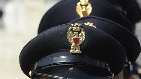Un cinese offre a due agenti della polizia 75 euro per non so...