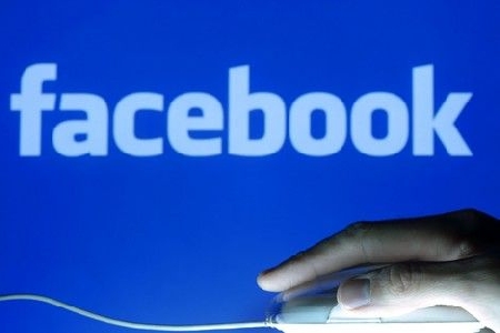Usa Facebook mentre è agli arresti domiciliari. Revocata la misura, torna in carcere.