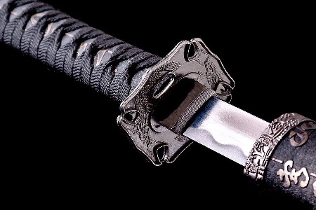 Detenzione di una spada modello katana della lunghezza complessiva di 101 centimetri, di cui 68 di lama, custodita presso l'abitazione dei suoi genitori, dove l'imputato dimorava, senza la prescritta autorizzazione di pubblica sicurezza.