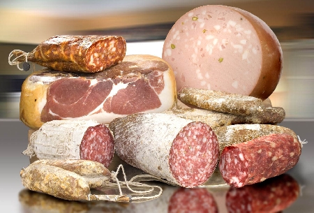 Per ritenere configurabile il reato di vendita di alimenti in...