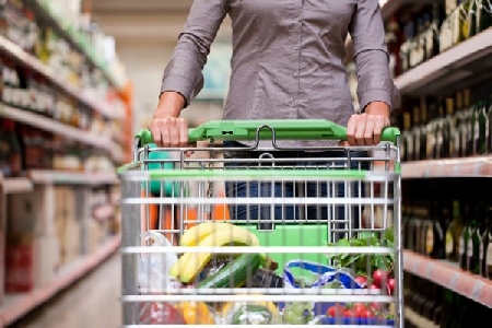 Incrocia il marito al supermercato e lo guarda fisso appoggiata al carrello.