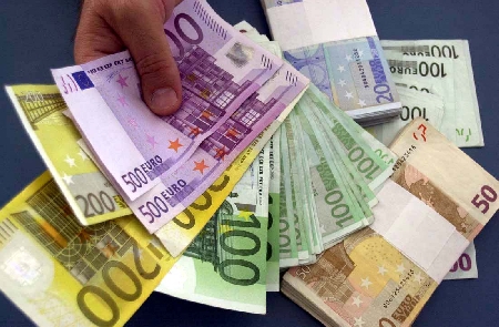 Questione rimessa alle Sezioni Unite Penali: il giudice di appello, investito della impugnazione del pubblico ministero avverso la sentenza di assoluzione di primo grado, emessa all’esito del giudizio abbreviato non condizionato, con cui si adduca una erronea valutazione delle prove dichiarative, è o meno obbligato, per riformare la sentenza impugnata a procedere all’assunzione diretta dell’esame dei soggetti che abbiano reso dichiarazioni sui fatti del processo, ritenute decisive ai fini del giudizio assolutorio di primo grado.