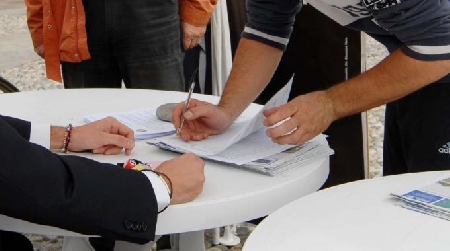 Impediscono con la loro condotta violenta, a soggetti di orie...