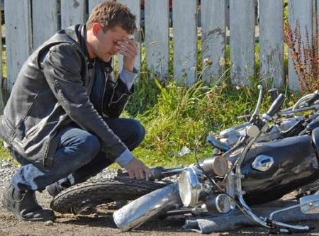 Provoca la caduta di un motociclista. Lo aiuta a rimettere in...