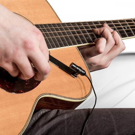 Chitarre e ukulele fabbricate in Cina ma con corde italiane. Sequestrate.