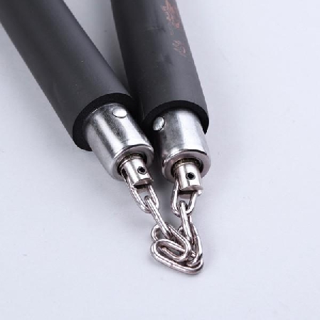Porta fuori dalla sua abitazione un nunchaku composto da due bastoni e una catena, utilizzato nelle arti marziali.