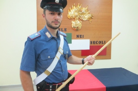 Il manico di una scopa è arma impropria. Parola di Cassazione.