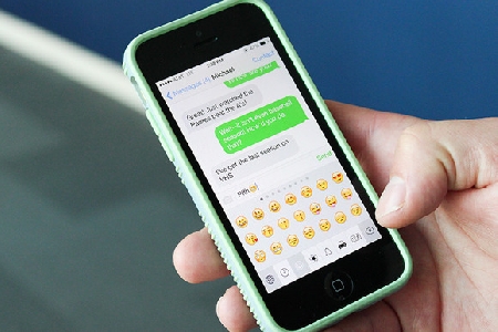 Invia sms alla ex compagna minacciandola di morte e di ucciderle i cani.