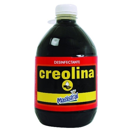 Versa creolina in luogo di pubblico transito, causando difficoltà respiratorie ai vicini di casa.