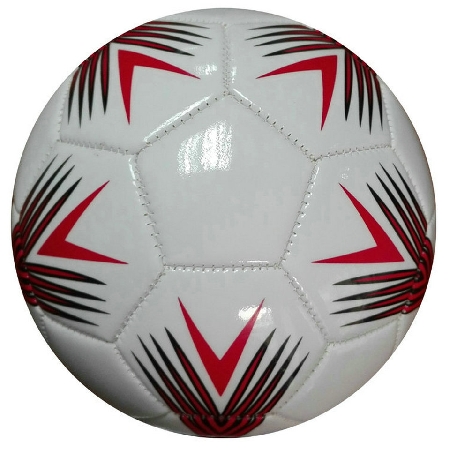Taglia il pallone ai bambini che giocano in cortile. E' viole...