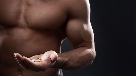 Acquista sostanze dopanti attraverso canali diversi dalle farmacie e dai dispensari autorizzati, per finalità estetiche: è ricettazione.