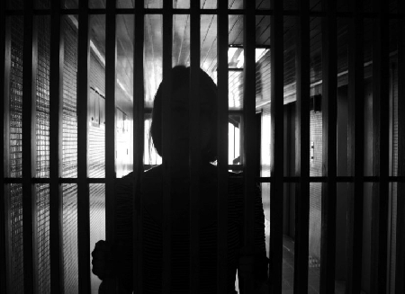 Trapani. Una donna aiuta il detenuto a eludere le investigazi...