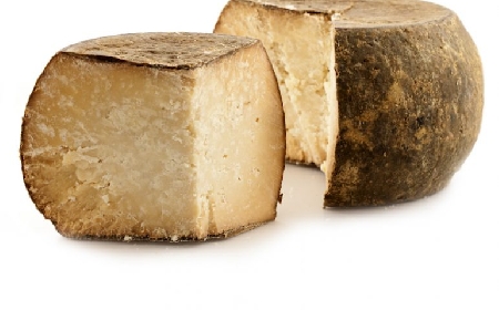 Una donna povera e senza dimora ruba al supermercato pezzi di formaggio.