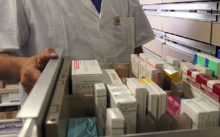 Responsabile ambulatorio odontoiatrico, di chirurgia estetica e di maxillo facciale, condannato per avere detenuto in un cassetto farmaci guasti o imperfetti perché scaduti in validità.