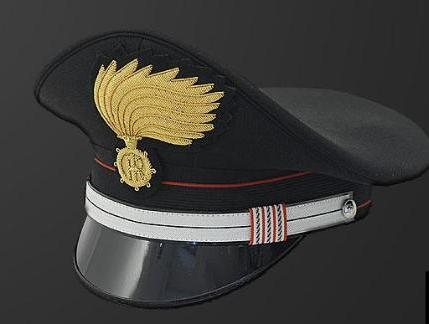 Manda sms al padre alla presenza dei Carabinieri che volevano perquisire casa. Lui prende la droga e la getta dal balcone.