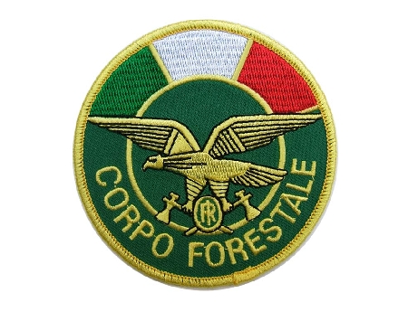 Spruzza spray urticante negli occhi di una guardia forestale. Lo spray al peperoncino è un’arma. Resistenza a pubblico ufficiale.