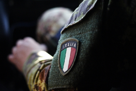 Il reato di insubordinazione con ingiuria non è abrogato.
