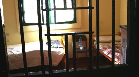 Lo spazio minimo vitale per un detenuto deve essere inteso come quella superficie libera (almeno 3 mq) che consenta al soggetto ristretto di poter esprimere almeno un minimo di libertà di movimento, già di per sé fortemente limitata dalla esperienza segregativa.