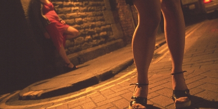 Accompagna con l’automobile la fidanzata a prostituirsi.