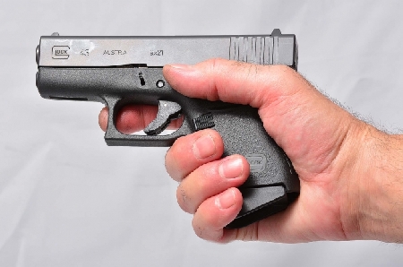 Conserva la pistola, senza colpo in canna e priva del relativo caricatore, sotto il materasso collocato all’interno della camera da letto. 50 cartucce erano collocate all’interno di un cassetto del mobile nella veranda e il caricatore dell’arma era occultato all’interno di una cassapanca in muratura collocato al camino di una sala.